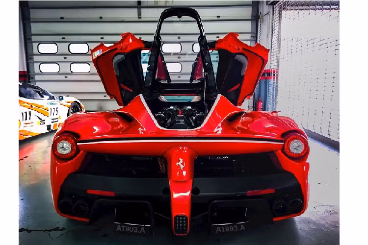 Ngoài ra, Ferrari còn trang bị cho LaFerrari mô-tơ điện sản sinh công suất tối đa 163 mã lực và mô-men xoắn cực đại 270 Nm.Kết hợp cùng động cơ xăng và điện, tổng công suất tối đa trên Ferrari LaFerrari là 963 mã lực và mô-men xoắn cực đại đạt 900 Nm. Nhờ hệ dẫn động hybrid đầy mạnh mẽ này đã giúp siêu xe triệu đô Ferrari LaFerrari có thời gian tăng tốc từ vị trí xuất phát lên 100 km/h chỉ trong 3,1 giây trước khi đạt vận tốc tối đa 350 km/h.