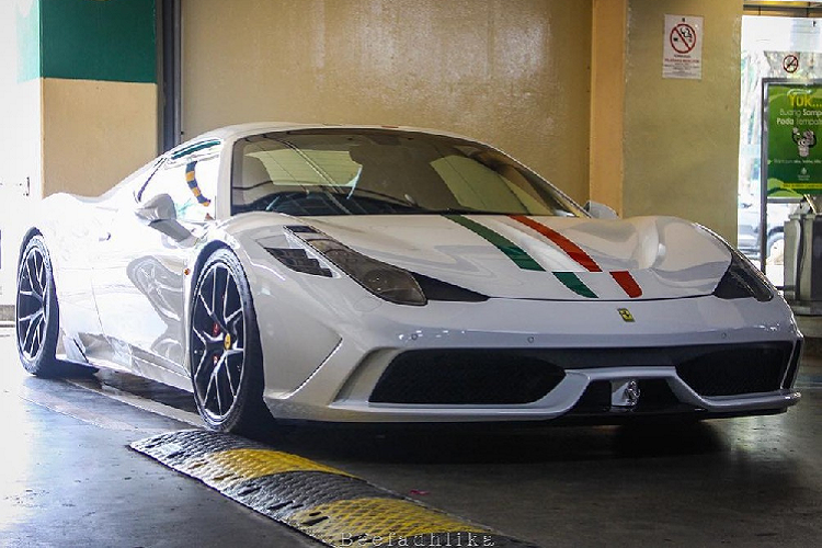 Ferrari 458 Speciale Aperta cũng là mẫu siêu xe mui trần hàng hiếm rất đáng mơ ước của không ít nhà giàu Việt. Khi ra mắt vào năm 2015, Ferrari 458 Speciale Aperta có giá khởi điểm chưa đến 322.764 USD hay 7,3 tỷ đồng, nhưng ngày nay, những chiếc Ferrari 458 Speciale Aperta qua sử dụng có giá chào bán gấp đôi hoặc thậm chí vượt mốc 1 triệu đô la.