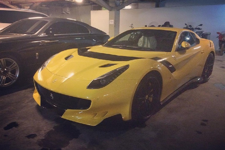 Ferrari F12tdf chính là phiên bản hiệu suất cao của Ferrari F12 Berlinetta đã quá quen thuộc với giới nhà giàu Việt. Ba chữ tdf xếp phía sau F12 là được viết tắt từ Tour de France Automobile, đây là một giải đua xe thể thao diễn ra từ 1899 đến 1986.