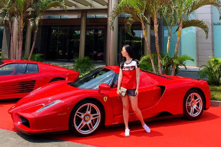 Chiếc siêu xe Ferrari Enzo này rất hay được chủ nhân cầm lái đến các sự kiện của câu lạc bộ Ferrari Owners Club Indonesia