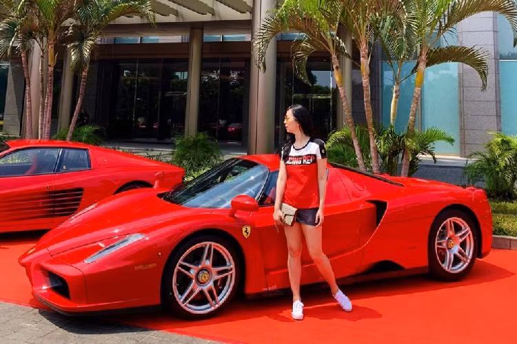 Chiếc siêu xe Ferrari Enzo này rất hay được chủ nhân cầm lái đến các sự kiện của câu lạc bộ Ferrari Owners Club Indonesia