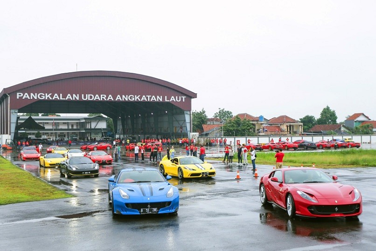 Còn đây là một chiếc siêu xe Ferrari F12tdf màu xanh tuyệt đẹp. Khi ra mắt vào năm 2015, Ferrari F12tdf chỉ có giá khởi điểm 350.000 đô la, tuy nhiên để sở hữu mẫu xe "ngựa chồm" hàng hiếm này hiện tại, giới nhà giàu thường phải chi ra số tiền từ 820.000 đô la cho đến 1,5 triệu đô la.