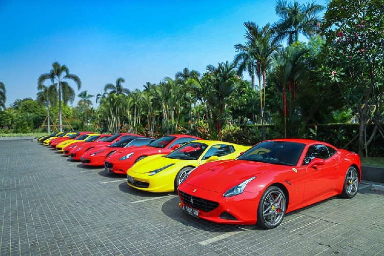 Cuộc họp mặt siêu xe Ferrari của nhà giàu Indonesia tại một sự kiện. Dàn "ngựa chồm" này bao gồm 458 Italia, F430, California, 599 GTB, 488 GTB hay California T