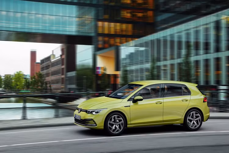 Ngay cả bản tiêu chuẩn của Golf cũng đã trang bị bộ đèn ngoài full LED, chìa khóa thông minh, bảng đồng hồ kỹ thuật số kết hợp màn cảm ứng trung tâm 8,25 inch (tối đa là 10), vô lăng đa chức năng, điều hòa tự động, Hỗ trợ giữ làn, Cảnh báo người đi đường phía trước và Car2X đã nhắc tới ở trên.