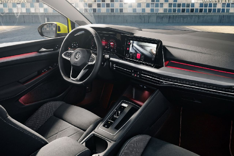 Golf cũng sở hữu khả năng kết nối với cả hệ thống cơ sở hạ tầng giao thông lẫn các xe trong mạng lưới nhờ tính năng Car2X. Dữ liệu giao thông từ các xe khác trong bán kính 800 m hỗ trợ công nghệ này sẽ được truyền tải về Golf để xe đưa ra các gợi ý hay cảnh báo người lái.