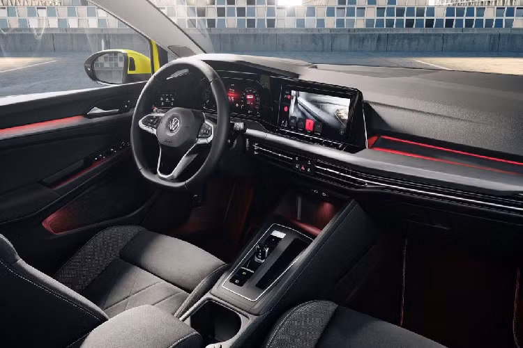 Golf cũng sở hữu khả năng kết nối với cả hệ thống cơ sở hạ tầng giao thông lẫn các xe trong mạng lưới nhờ tính năng Car2X. Dữ liệu giao thông từ các xe khác trong bán kính 800 m hỗ trợ công nghệ này sẽ được truyền tải về Golf để xe đưa ra các gợi ý hay cảnh báo người lái.