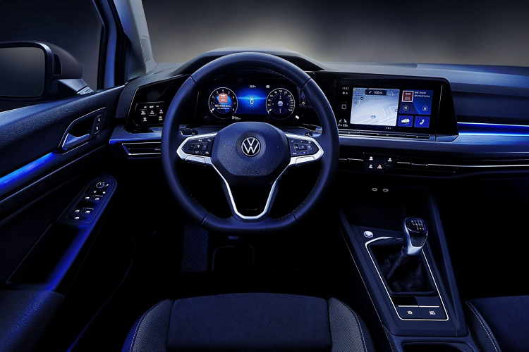 Trên một bậc nữa là cấu hình có tên Style trang bị mâm 17 inch, ốp trang trí chrome, ghế thể thao, đền nền nội thất 32 màu, đèn pha LED thông minh, đèn hỗ trợ khi vận hành trong thời tiết xấu cùng Travel Assist. Bản R-Line mang thiên hướng thể thao rõ rệt với mâm, cản trước/sau, bộ khuếch tán gió sau và ốp trang trí cá tính. Nội thất bản này cũng được nâng cấp ghế thể thao hạng sang, bọc trần đen, cần chỉnh số nhôm và da bọc thông gió cho vô lăng.