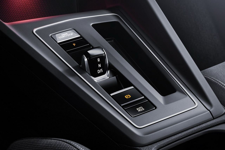 Cuối cùng nhưng không kém phần đặc biệt là bản GTE hybrid sử dụng dải đèn sáng thay lưới tản nhiệt thường, cản trước/sau độc quyền, mâm hợp kim 17 inch độc quyền, cặp phanh đỏ, cánh gió GTE và thềm cửa rộng hơn. Cabin bản này cũng có thêm bàn đạp thép không rỉ hay đèn nền nội thất 30 màu.