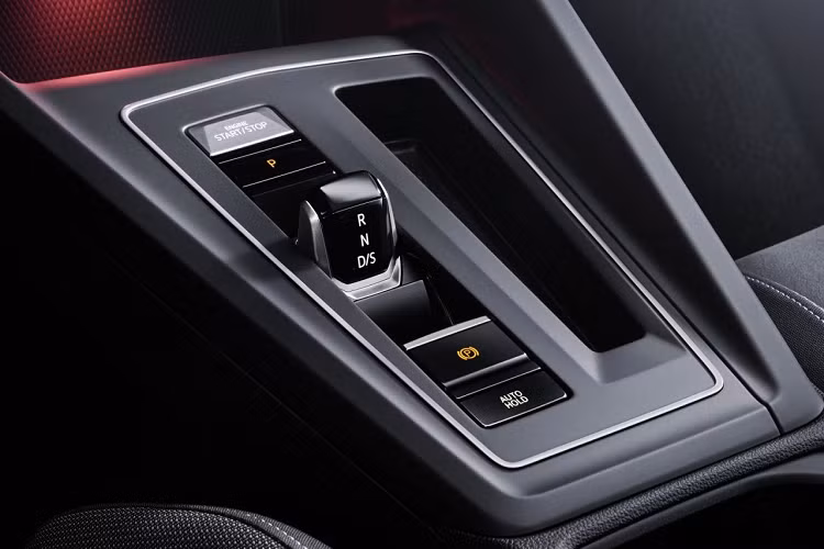 Cuối cùng nhưng không kém phần đặc biệt là bản GTE hybrid sử dụng dải đèn sáng thay lưới tản nhiệt thường, cản trước/sau độc quyền, mâm hợp kim 17 inch độc quyền, cặp phanh đỏ, cánh gió GTE và thềm cửa rộng hơn. Cabin bản này cũng có thêm bàn đạp thép không rỉ hay đèn nền nội thất 30 màu.