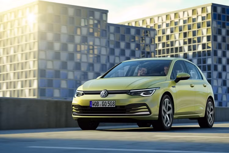 Bên cạnh các phiên bản động lực Mild-hybrid và plug-in-hybrid nêu trên, VW Golf thế hệ mới cũng vẫn có các lựa chọn động cơ đốt trong dùng xăng (TSI), diesel (TDI) và khí ga thiên nhiên (TGI) với công nghệ mới nhằm cắt giảm mức tiêu hao nhiên liệu. Tạm thời giá xe Volkswagen Golf 2020 chưa được công bố, nó sẽ sớm cho người dùng châu Âu đăng ký mua ngay trong quý IV và bắt đầu bàn giao từ tháng 12.