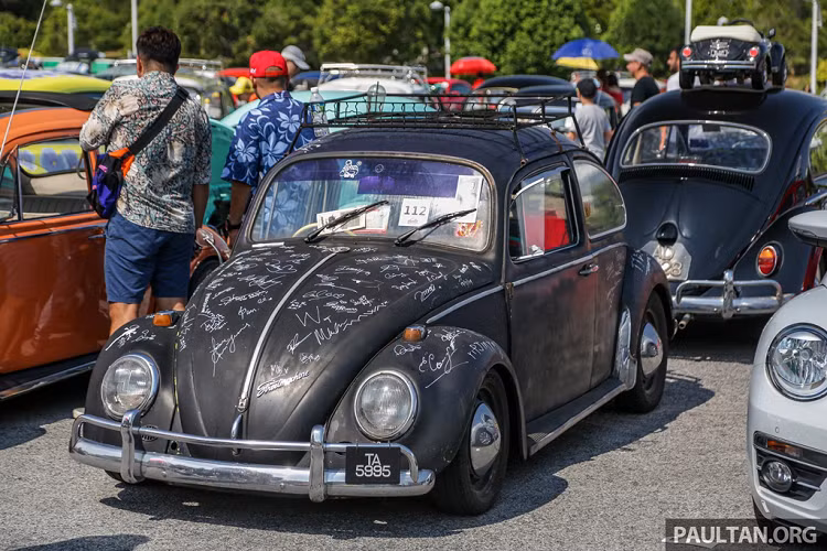 Không gian bên trong của Beetle là khá khiêm tốn, một chủ xe còn gắn thêm giá treo hành lý ở phía ngoài.