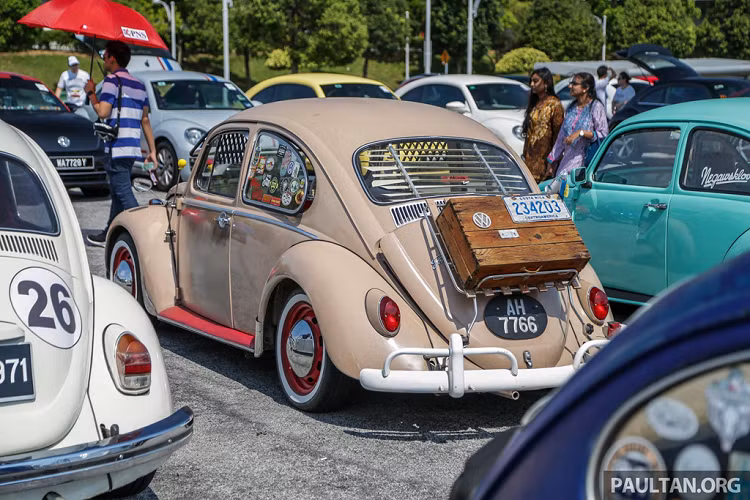 Nổi bật trong đội hình là một chiếc Volkswagen Beetle đời cổ với lớp vỏ đã hoen gỉ toàn bộ, nhưng động cơ bên trong thì vẫn hoạt động rất trơn tru.