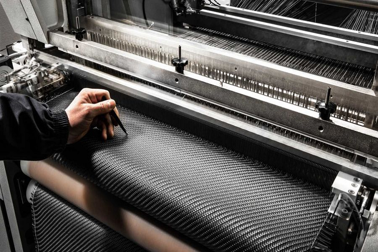 Về cơ bản, nó bắt chước các loại vải dệt thủ công truyền thống, chỉ khác là thay vải bằng da thuộc.