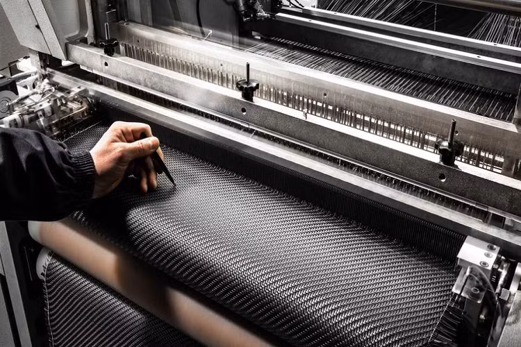 Về cơ bản, nó bắt chước các loại vải dệt thủ công truyền thống, chỉ khác là thay vải bằng da thuộc.