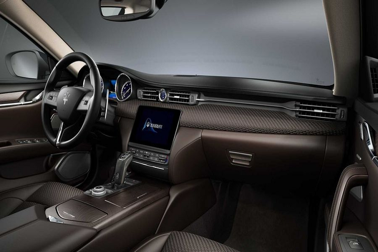 Ngoài cabin bọc da, những chiếc sedan Quattroporte S Q4 GrandLusso bản đặc biệt còn thu hút hơn nhờ ngoại thất màu xanh dương Blu Sofisticato, kết hợp kẹp phanh màu xanh dương và nội thất màu nâu.