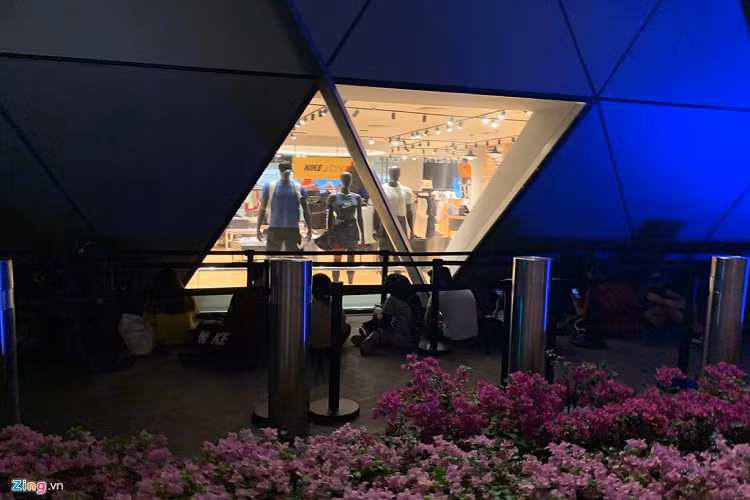 Tại Apple Store ở sân bay Changi, Singapore, táo khuyết đã cho người dùng xếp hàng chờ mua iPhone. Tuy vậy, hàng người được dời hẳn ra bên ngoài sân bay để đảm bảo an ninh và mỹ quan cho khu vực bên trong, trước cửa Apple Store. Ảnh: Hữu Thuận. 
