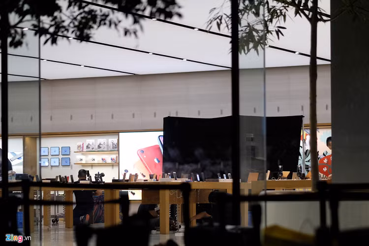 Bên trong Apple Store, một tấm màn đen được dựng lên. Các nhân viên Apple bí mật chuẩn bị thứ gì đó cho sự kiện mở bán vào sáng 20/9.