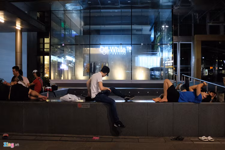 Những khu vực mua sắm xung quanh Apple Store cũng trở thành nơi ngả lưng của người Việt.