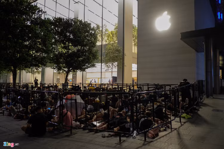 Khoảng 3h sáng ngày 20/9, tức còn 5 tiếng nữa iPhone mới được bán ra, những người xếp hàng đã bắt đầu say giấc sau một ngày mệt mỏi. 