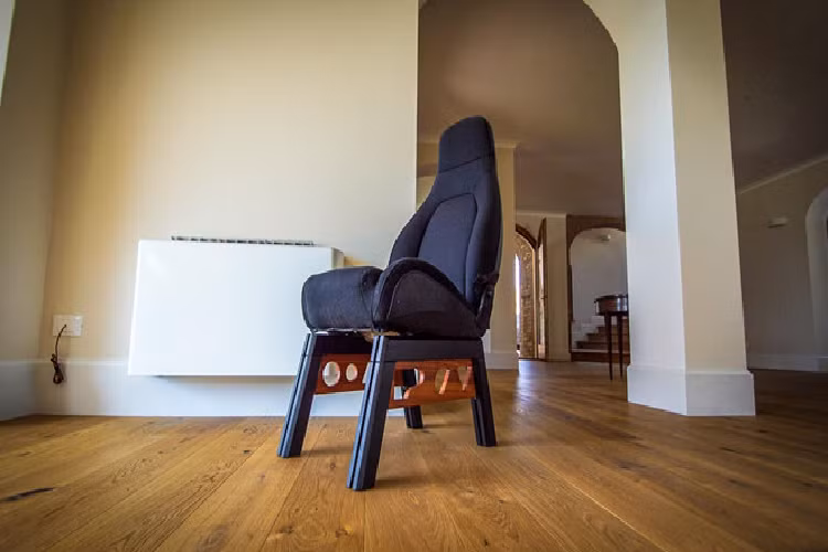 Mọi thứ bên trong Miataland đều gợi liên tưởng đến Mazda MX-5, từ bàn ghế, giường tủ cho tới cả chìa khóa phòng. 