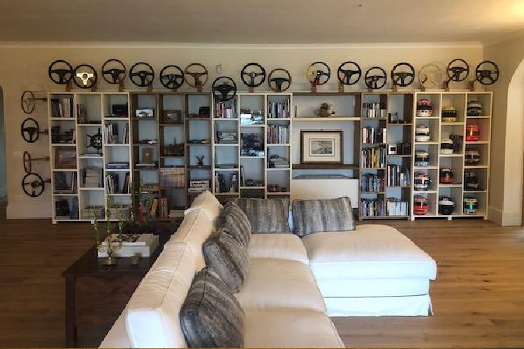 Miataland còn có một thư viện nhỏ lưu giữ các tư liệu hay bài viết liên quan tới dòng xe 30 tuổi của Mazda. Nội thất của thư viện này cũng mang phong cách rất đặc trưng. 