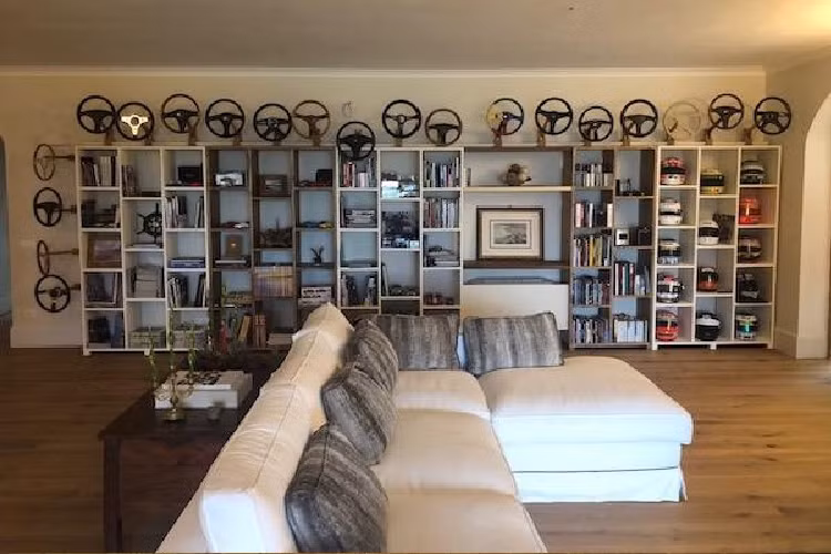 Miataland còn có một thư viện nhỏ lưu giữ các tư liệu hay bài viết liên quan tới dòng xe 30 tuổi của Mazda. Nội thất của thư viện này cũng mang phong cách rất đặc trưng. 