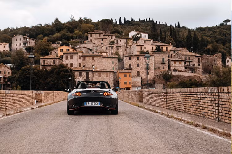 Du khách nghỉ qua đêm tại đây đều được sử dụng bất kỳ một trong số những chiếc xe này trong vòng một ngày, với quãng đường giới hạn là 60 km.