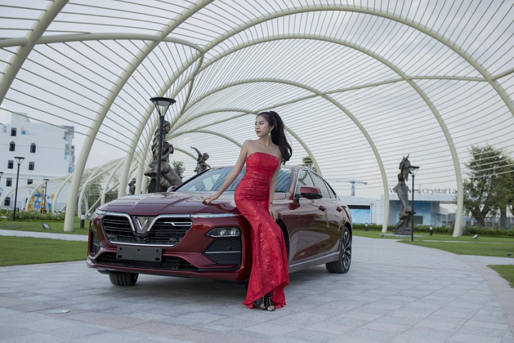 Xe có nội thất màu đen, chìa khóa thông minh/khởi động bằng nút bấm, ghế và vô-lăng bọc da, điều hòa 2 vùng độc lập, màn hình thông tin lái 7 inch và màn hình giải trí cảm ứng 10.4 inch, và hệ thống âm thanh 8 loa.