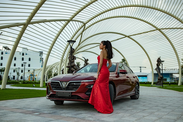 Xe có kích thước dài x rộng x cao lần lượt là 4.973 x 1.900 x 1.464 mm, cùng chiều dài cơ sở 2.968 mm và khoảng sáng gầm xe 150 mm.