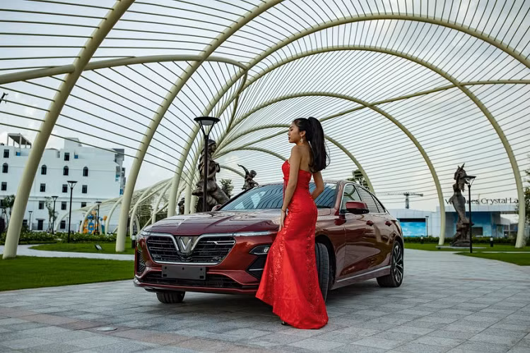 Xe có kích thước dài x rộng x cao lần lượt là 4.973 x 1.900 x 1.464 mm, cùng chiều dài cơ sở 2.968 mm và khoảng sáng gầm xe 150 mm.