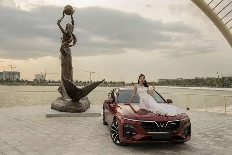 Thời điểm hiện tại, giá xe VinFast Lux A2.0 và Lux SA2.0 đang bán ra thị trường Việt Nam với mức ưu đãi lần lượt là: 990 triệu đồng và 1,414 tỷ đồng (đã bao gồm VAT). Đây là mức giá với chính sách "3 không" của Vinfast khi chưa tăng giá niêm yết đúng với mức đề xuất cho xe.