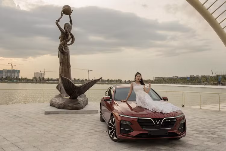 Thời điểm hiện tại, giá xe VinFast Lux A2.0 và Lux SA2.0 đang bán ra thị trường Việt Nam với mức ưu đãi lần lượt là: 990 triệu đồng và 1,414 tỷ đồng (đã bao gồm VAT). Đây là mức giá với chính sách "3 không" của Vinfast khi chưa tăng giá niêm yết đúng với mức đề xuất cho xe.