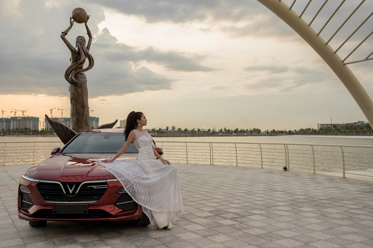 Về trang bị an toàn, VinFast Lux A2.0 mới sở hữu đầy đủ các tính năng như: Hệ thống chống bó cứng phanh (ABS), phân phối lực phanh điện tử (EBD), hỗ trợ phanh khẩn cấp (BA), hệ thống cân bằng điện tử (ESC), chống trượt (TCS), hỗ trợ khởi hành ngang dốc (HSA), chống lật (ROM), đèn báo phanh khẩn cấp (ESS) cùng 6 túi khí.