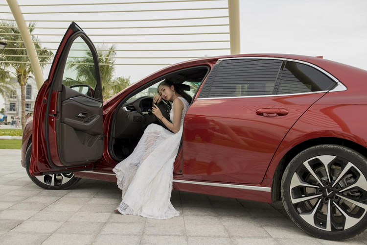 VinFast Lux A2.0 sử dụng động cơ DOHC 2.0L 4 xi-lanh thẳng hàng giúp sản sinh công suất tối đa 174 hoặc 228 mã lực và mô-men xoắn cực đại 300 Nm, kết hợp cùng hộp số tự động 8 cấp.