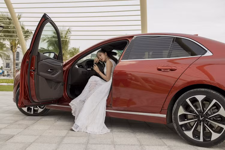 VinFast Lux A2.0 sử dụng động cơ DOHC 2.0L 4 xi-lanh thẳng hàng giúp sản sinh công suất tối đa 174 hoặc 228 mã lực và mô-men xoắn cực đại 300 Nm, kết hợp cùng hộp số tự động 8 cấp.