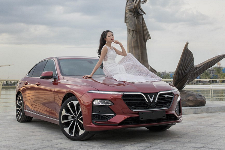 Ngoài ra, tô điểm cho chiếc xe VinFast Lux A2.0 là người đẹp Như Mai, sinh năm 1995. Cô nàng đang là một người mẫu tự do, từng học khoa Kế toán của trường Học viện Bưu Chính Viễn Thông.