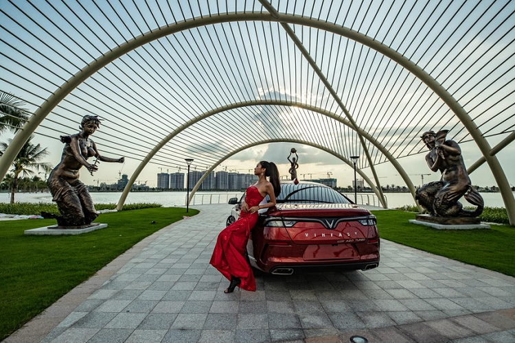 Đèn trên xe Lux A2.0 sử dụng công nghệ LED toàn bộ, bánh mâm tiêu chuẩn có kích thước 18 inch, nhưng chiếc xe trong bài được trang bị tùy chọn cao cấp 19 inch.