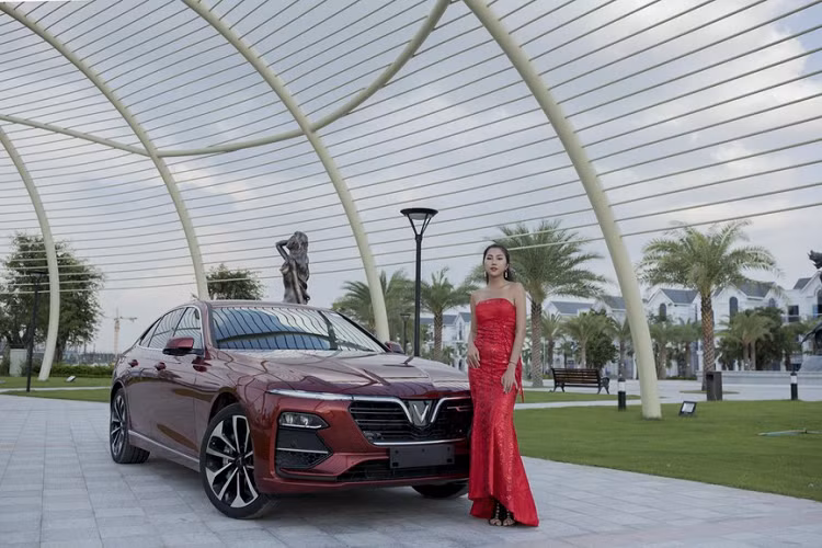 Mẫu xe sedan VinFast Lux A2.0 xuất hiện tại khu đô thị Vinhomes Ocean Park nổi bật với màu "đỏ huyền bí" cùng những đường nét mềm mại nhưng cũng không kém phần mạnh mẽ.