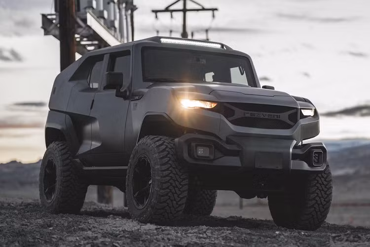 Rezvani Tank 2020 còn phiên bản quân sự Military Edition với trang bị thậm chí hầm hố hơn nhiều. Trang bị của xe đều đạt chuẩn quân sự bền bỉ và an toàn. Xe sử dụng hệ thống treo mới được phát triển chung với Fox Racing cùng lốp chuẩn off-road.