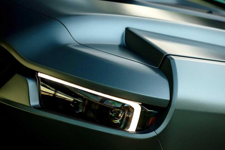 mẫu xe SUV Rezvani Tank 2020 là phiên bản hoàn toàn mới, không kế thừa bất cứ đặc điểm nào từ dòng Tank cũ. Thiết kế cản trước và nắp capô khác biệt thể hiện sức mạnh rất lớn phía dưới.