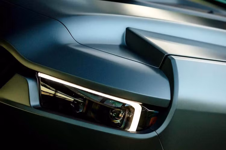 mẫu xe SUV Rezvani Tank 2020 là phiên bản hoàn toàn mới, không kế thừa bất cứ đặc điểm nào từ dòng Tank cũ. Thiết kế cản trước và nắp capô khác biệt thể hiện sức mạnh rất lớn phía dưới.