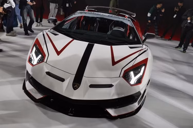 Lamborghini Day Japan diễn ra hằng năm ở Nhật Bản là nơi để các tín đồ đam mê siêu xe của thương hiệu "bò tót" có thể tụ tập cùng nhau. Đây cũng là dịp hãng xe Ý tạo ra tác phẩm siêu xe Lamborghini Aventador nghệ thuật cho các đại gia ở đất nước mặt trời mọc.