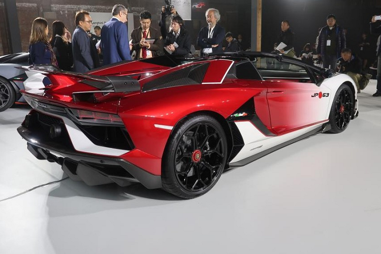 Ấn tượng và độc đáo nhất phải kể đến siêu xe Lamborghini Aventador SVJ Roadster lấy cảm hứng từ bộ môn hát múa dân gian Kabuki cho đại gia tại đất nước mặt trời mọc. Trên toàn thế giới sẽ chỉ có 800 chiếc siêu xe Lamborghini Aventador SVJ Roadster được sản xuất nhưng chiếc xe xuất hiện tại Nhật Bản được "thửa riêng".
