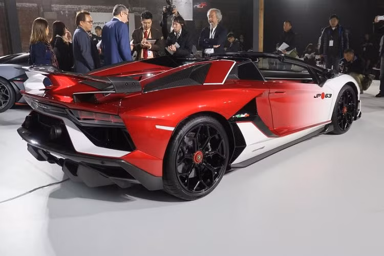 Ấn tượng và độc đáo nhất phải kể đến siêu xe Lamborghini Aventador SVJ Roadster lấy cảm hứng từ bộ môn hát múa dân gian Kabuki cho đại gia tại đất nước mặt trời mọc. Trên toàn thế giới sẽ chỉ có 800 chiếc siêu xe Lamborghini Aventador SVJ Roadster được sản xuất nhưng chiếc xe xuất hiện tại Nhật Bản được "thửa riêng".