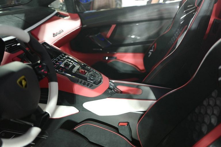 Khoang lái của Lamborghini Aventador SVJ Roadster "Kabuki" có 3 màu chính là trắng, đỏ và đen. Điểm nhấn bên trong khoang lái chiếc siêu xe mui trần Lamborghini Aventador SVJ Roadster "Kabuki" ở Nhật Bản lại có phần đặc biệt hơn hẳn với cách phối ba màu đen, đỏ và trắng làm nổi bật nội thất xe. Chưa dừng lại đó, hãng siêu xe Lamborghini còn tinh tế sử dụng hoạ tiết thêu hình quạt ở ghế lái và còn thay đổi màu của chỉ khâu giúp các họa tiết này có kiểu ngả màu từ sáng sang tối.