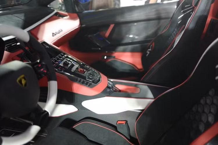Khoang lái của Lamborghini Aventador SVJ Roadster "Kabuki" có 3 màu chính là trắng, đỏ và đen. Điểm nhấn bên trong khoang lái chiếc siêu xe mui trần Lamborghini Aventador SVJ Roadster "Kabuki" ở Nhật Bản lại có phần đặc biệt hơn hẳn với cách phối ba màu đen, đỏ và trắng làm nổi bật nội thất xe. Chưa dừng lại đó, hãng siêu xe Lamborghini còn tinh tế sử dụng hoạ tiết thêu hình quạt ở ghế lái và còn thay đổi màu của chỉ khâu giúp các họa tiết này có kiểu ngả màu từ sáng sang tối.