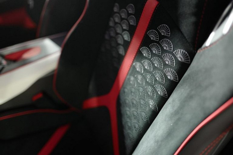 Được biết, chiếc siêu xe Lamborghini Aventador SVJ Roadster "Kabuki" cũng là phiên bản mui trần của Lamborghini Aventador SVJ đầu tiên có mặt tại Nhật Bản. Ngay chiếc xe đầu tiên, giới nhà giàu Nhật đã cá nhân hoá Lamborghini Aventador SVJ Roadster rất ấn tượng. Giá xe Lamborghini Aventador SVJ Roadster khởi điểm tại Nhật Bản từ 57,1 triệu yên, tương đương 12,05 tỷ đồng. Mức giá này chưa bao gồm các loại thuế.