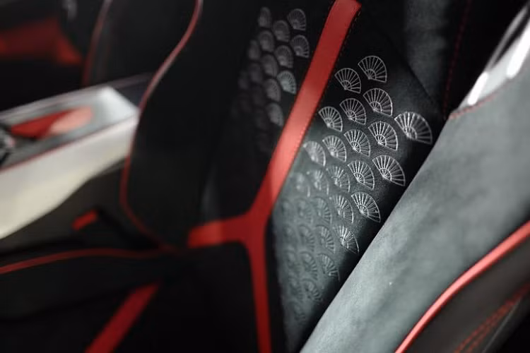 Được biết, chiếc siêu xe Lamborghini Aventador SVJ Roadster "Kabuki" cũng là phiên bản mui trần của Lamborghini Aventador SVJ đầu tiên có mặt tại Nhật Bản. Ngay chiếc xe đầu tiên, giới nhà giàu Nhật đã cá nhân hoá Lamborghini Aventador SVJ Roadster rất ấn tượng. Giá xe Lamborghini Aventador SVJ Roadster khởi điểm tại Nhật Bản từ 57,1 triệu yên, tương đương 12,05 tỷ đồng. Mức giá này chưa bao gồm các loại thuế.