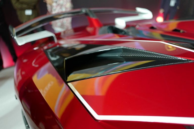 Ở ngoại thất chiếc siêu xe Lamborghini Aventador SVJ Roadster "Kabuki" có một không hai của đại gia Nhật Bản sở hữu bộ áo trắng và đỏ từ đầu đến đuôi xe kết hợp cùng nhiều chi tiết bằng carbon. Ở hai bên cửa cắt kéo là logo JP63. Còn phía trước đầu xe được bộ phận cá nhân hóa Ad Personam của hãng Lamborghini tạo nên những chi tiết mô phỏng theo “mặt nạ” của các diễn viên khi lên sân khấu. Cuối cùng là viền đèn pha màu đỏ.