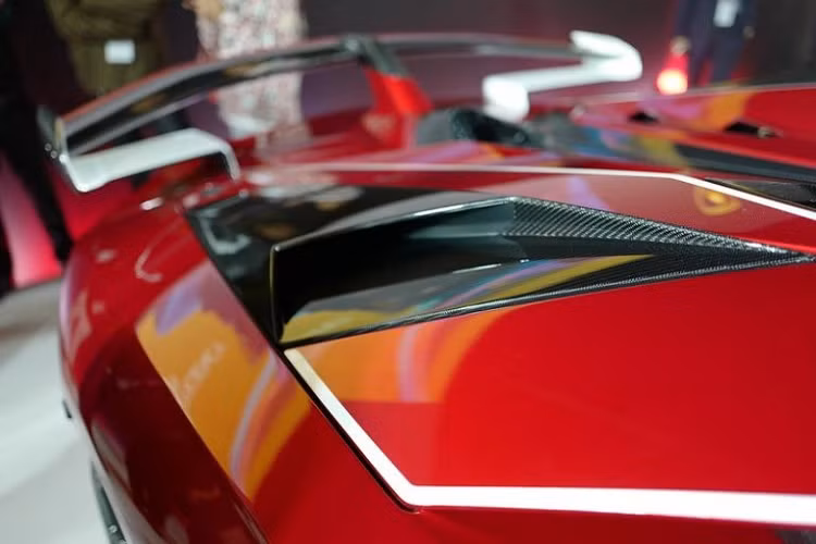 Ở ngoại thất chiếc siêu xe Lamborghini Aventador SVJ Roadster "Kabuki" có một không hai của đại gia Nhật Bản sở hữu bộ áo trắng và đỏ từ đầu đến đuôi xe kết hợp cùng nhiều chi tiết bằng carbon. Ở hai bên cửa cắt kéo là logo JP63. Còn phía trước đầu xe được bộ phận cá nhân hóa Ad Personam của hãng Lamborghini tạo nên những chi tiết mô phỏng theo “mặt nạ” của các diễn viên khi lên sân khấu. Cuối cùng là viền đèn pha màu đỏ.